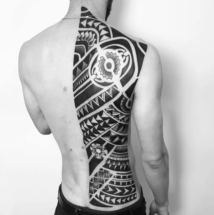 Omóplato y espalda — tatuaje polinesio realizado por Leo Martínez en Koru Tatau · A Sailor's Grave Tattoo, Granollers (Barcelona).