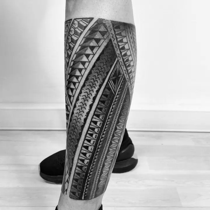 Tatuaje tribal polinesio en gemelo realizado por Leo Martínez en Koru Tatau · A Sailor's Grave Tattoo, Granollers (Barcelona).