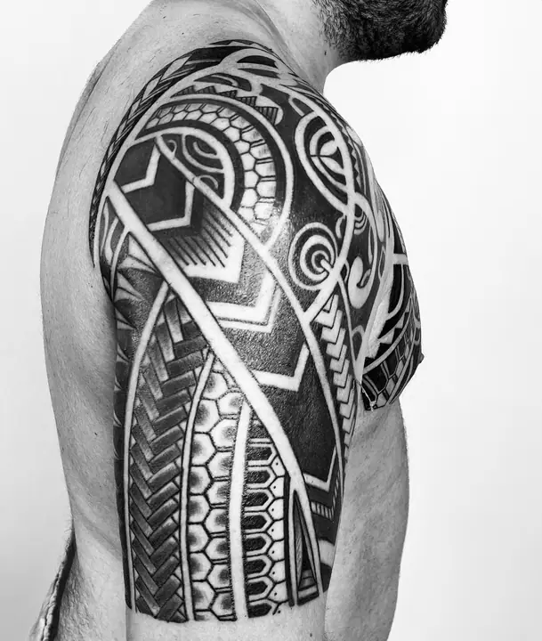 Tatuaje tribal polinesio en costado realizado por Leo Martínez en Koru Tatau · A Sailor's Grave Tattoo, Granollers (Barcelona).