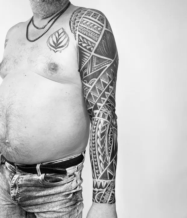 Tatuaje tribal polinesio en pantorrilla realizado por Leo Martínez en Koru Tatau · A Sailor's Grave Tattoo, Granollers (Barcelona).