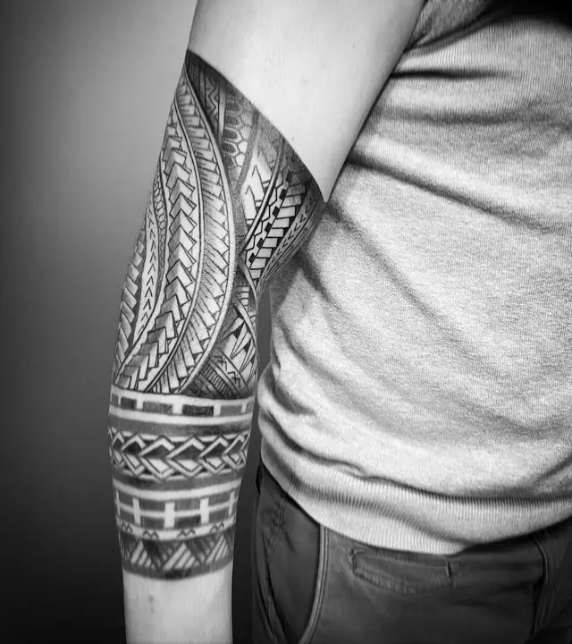 Tatuaje tribal polinesio en hombro y pecho realizado por Leo Martínez en Koru Tatau · A Sailor's Grave Tattoo, Granollers (Barcelona).
