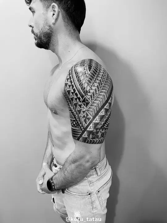 Tatuaje tribal polinesio en manga completa realizado por Leo Martínez en Koru Tatau · A Sailor's Grave Tattoo, Granollers (Barcelona).