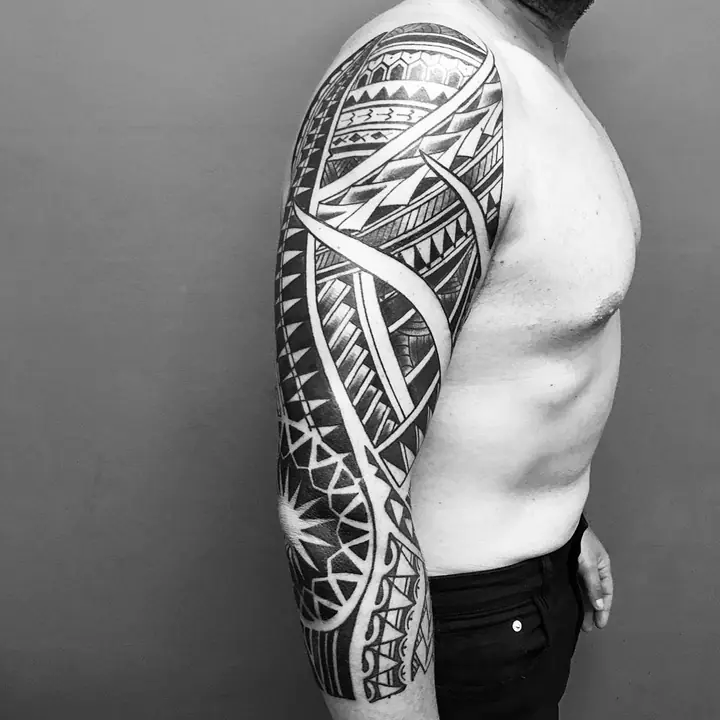 Tatuaje tribal polinesio en antebrazo realizado por Leo Martínez en Koru Tatau · A Sailor's Grave Tattoo, Granollers (Barcelona).