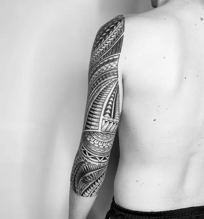 Tatuaje tribal polinesio en brazo realizado por Leo Martínez en Koru Tatau · A Sailor's Grave Tattoo, Granollers (Barcelona).