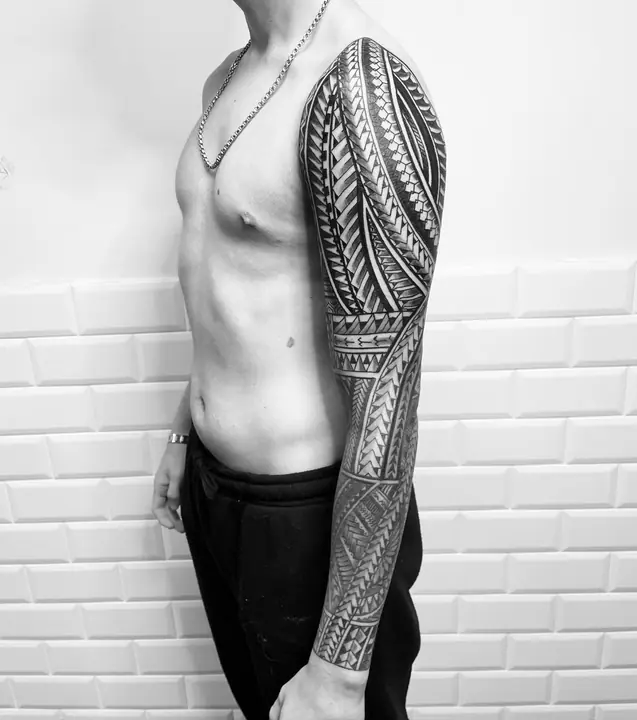 Tatuaje tribal polinesio en espalda realizado por Leo Martínez en Koru Tatau · A Sailor's Grave Tattoo, Granollers (Barcelona).