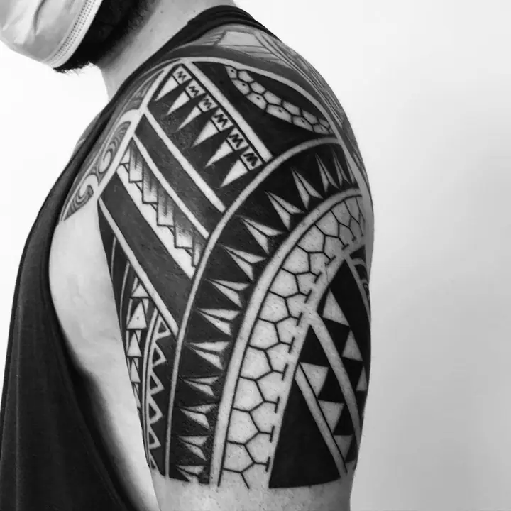 Tatuaje tribal polinesio en pierna realizado por Leo Martínez en Koru Tatau · A Sailor's Grave Tattoo, Granollers (Barcelona).