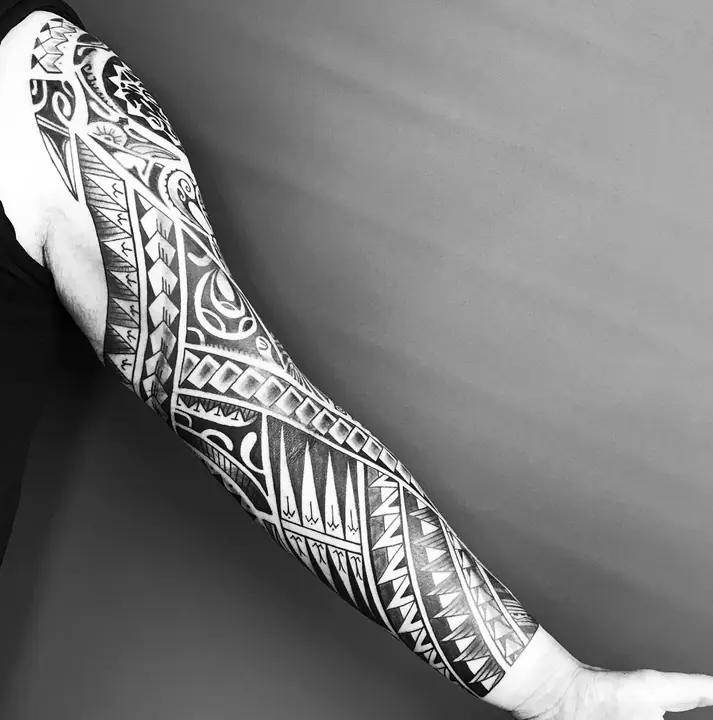Tatuaje tribal polinesio en banda de brazo realizado por Leo Martínez en Koru Tatau · A Sailor's Grave Tattoo, Granollers (Barcelona).