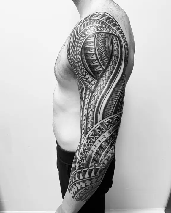 Tatuaje tribal polinesio en pantorrilla realizado por Leo Martínez en Koru Tatau · A Sailor's Grave Tattoo, Granollers (Barcelona).