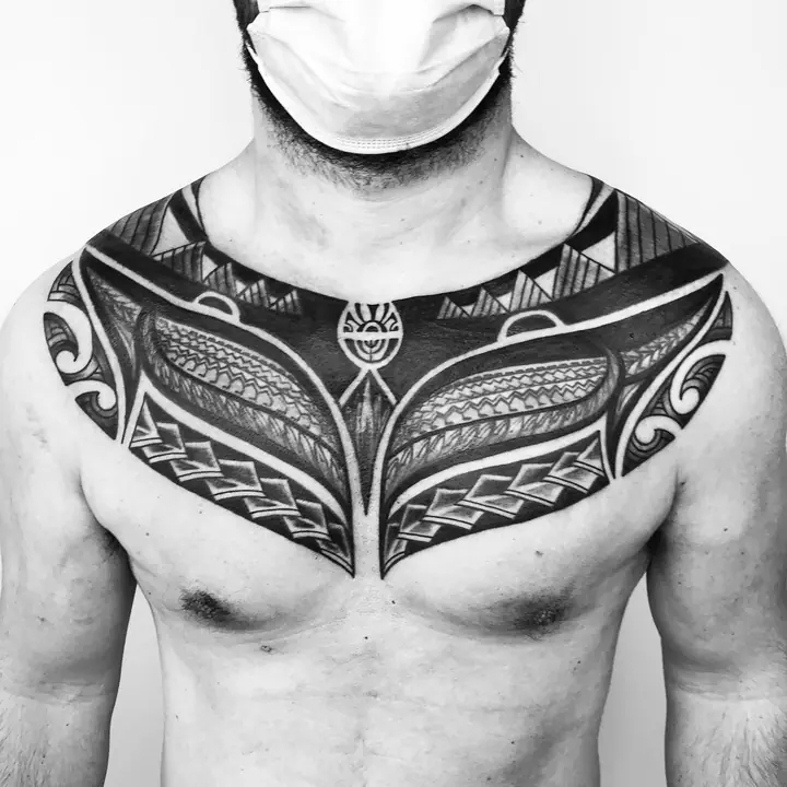 Tatuaje tribal polinesio en hombro y pecho realizado por Leo Martínez en Koru Tatau · A Sailor's Grave Tattoo, Granollers (Barcelona).
