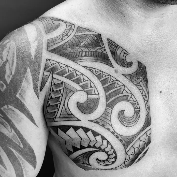 Espirales koru en el pecho — tatuaje maorí realizado por Leo Martínez en Koru Tatau · A Sailor's Grave Tattoo, Granollers (Barcelona).