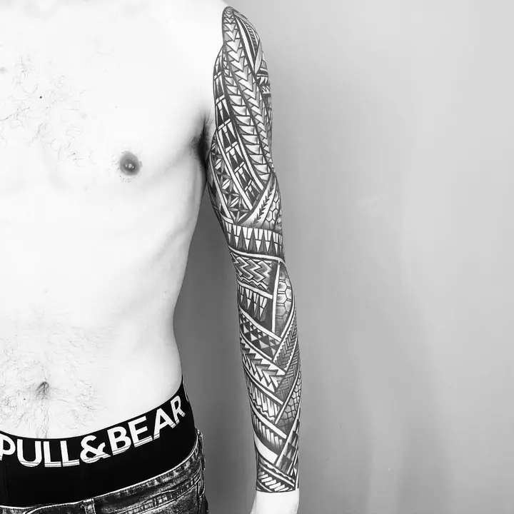 Tatuaje tribal polinesio en antebrazo realizado por Leo Martínez en Koru Tatau · A Sailor's Grave Tattoo, Granollers (Barcelona).