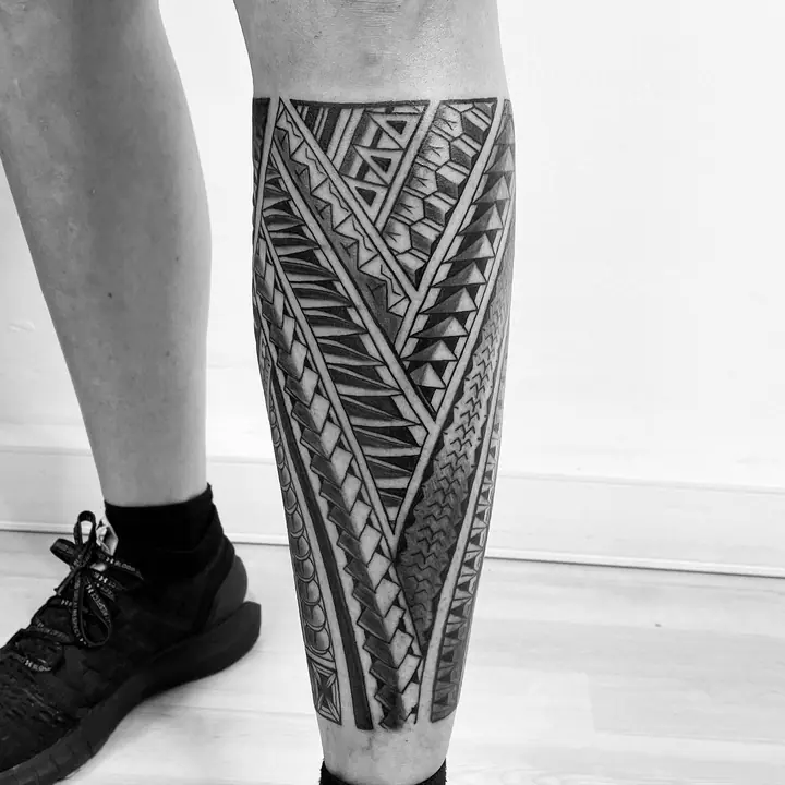 Tatuaje tribal polinesio en brazo realizado por Leo Martínez en Koru Tatau · A Sailor's Grave Tattoo, Granollers (Barcelona).