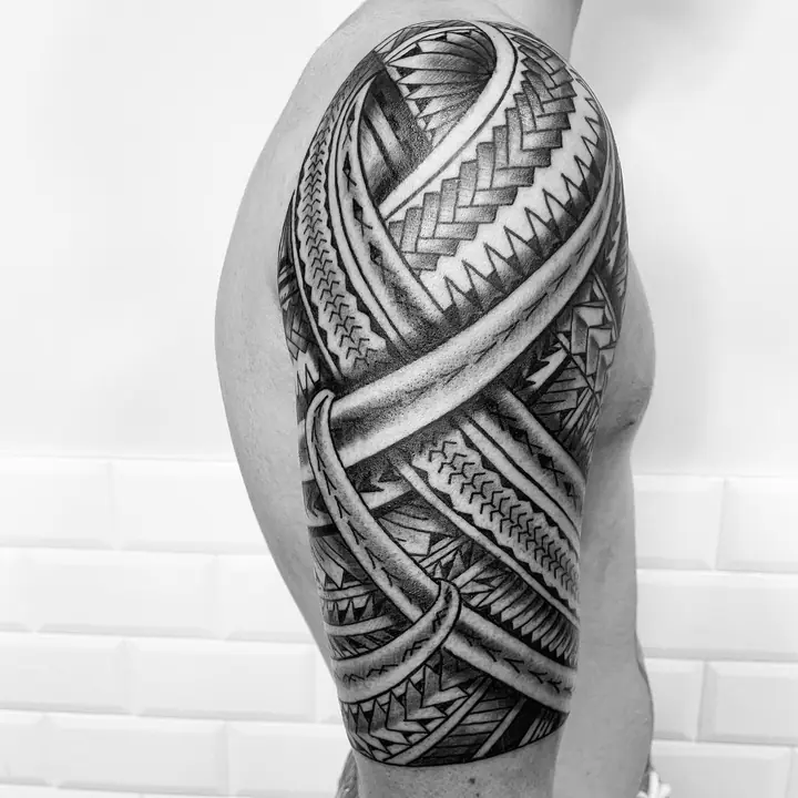 Tatuaje tribal polinesio en pecho realizado por Leo Martínez en Koru Tatau · A Sailor's Grave Tattoo, Granollers (Barcelona).