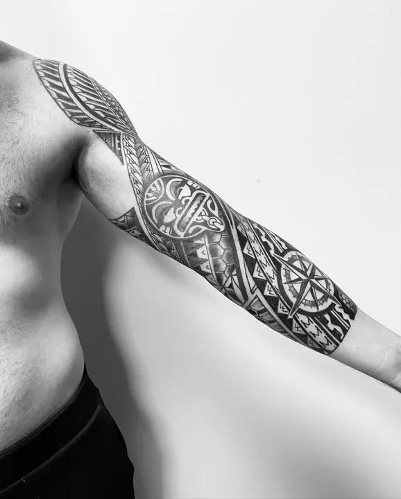 Tatuaje tribal polinesio en gemelo realizado por Leo Martínez en Koru Tatau · A Sailor's Grave Tattoo, Granollers (Barcelona).