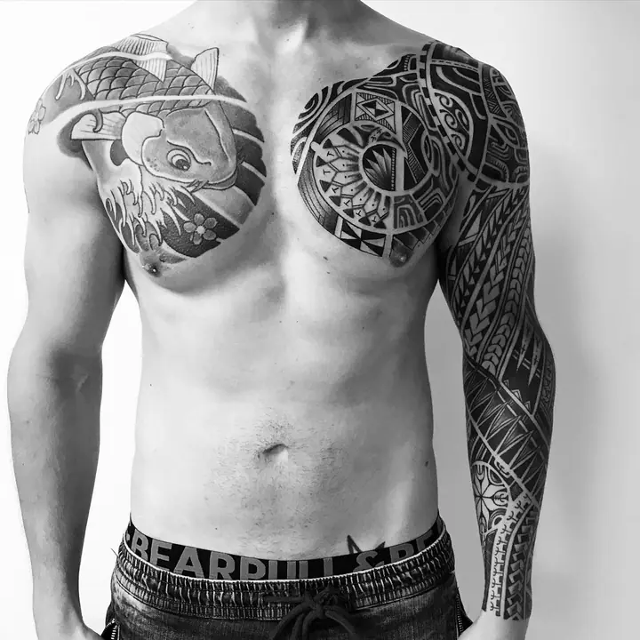 Tatuaje tribal polinesio en banda de brazo realizado por Leo Martínez en Koru Tatau · A Sailor's Grave Tattoo, Granollers (Barcelona).