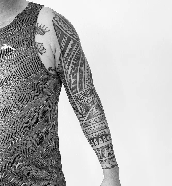 Tatuaje tribal polinesio en pantorrilla realizado por Leo Martínez en Koru Tatau · A Sailor's Grave Tattoo, Granollers (Barcelona).