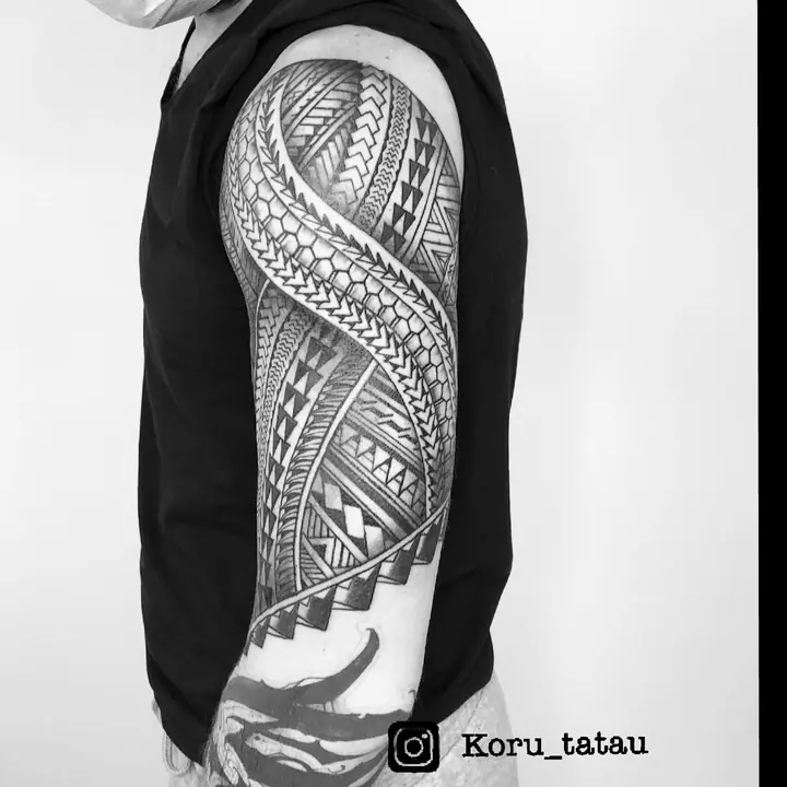 Tatuaje tribal polinesio en hombro y pecho realizado por Leo Martínez en Koru Tatau · A Sailor's Grave Tattoo, Granollers (Barcelona).