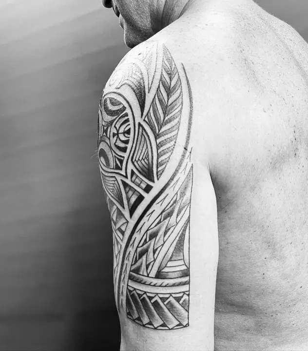 Tatuaje tribal polinesio en manga completa realizado por Leo Martínez en Koru Tatau · A Sailor's Grave Tattoo, Granollers (Barcelona).