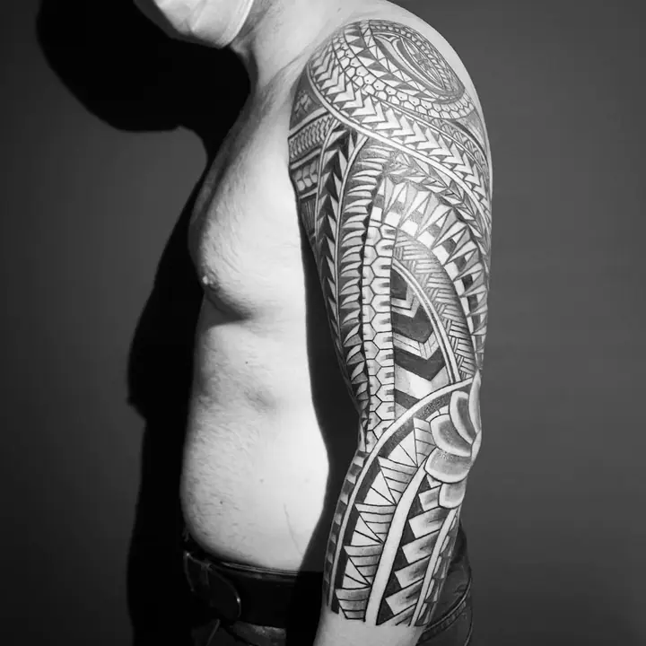 Tatuaje tribal polinesio en antebrazo realizado por Leo Martínez en Koru Tatau · A Sailor's Grave Tattoo, Granollers (Barcelona).