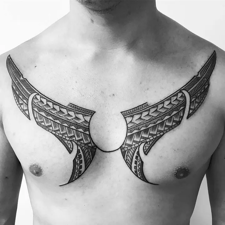 Pecho simétrico — tatuaje polinesio realizado por Leo Martínez en Koru Tatau · A Sailor's Grave Tattoo, Granollers (Barcelona).