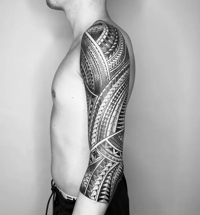Tatuaje tribal polinesio en espalda realizado por Leo Martínez en Koru Tatau · A Sailor's Grave Tattoo, Granollers (Barcelona).