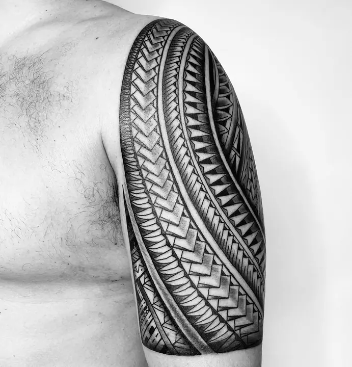Tatuaje tribal polinesio en gemelo realizado por Leo Martínez en Koru Tatau · A Sailor's Grave Tattoo, Granollers (Barcelona).