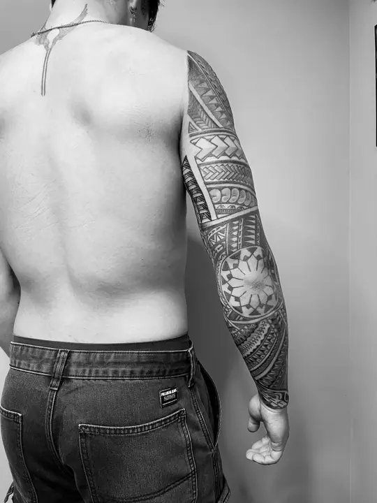 Tatuaje tribal polinesio en costado realizado por Leo Martínez en Koru Tatau · A Sailor's Grave Tattoo, Granollers (Barcelona).