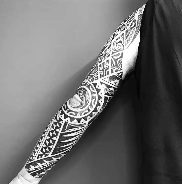 Tatuaje tribal polinesio en banda de brazo realizado por Leo Martínez en Koru Tatau · A Sailor's Grave Tattoo, Granollers (Barcelona).