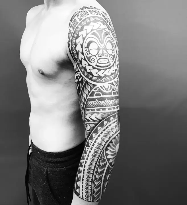 Tatuaje tribal polinesio en hombro y pecho realizado por Leo Martínez en Koru Tatau · A Sailor's Grave Tattoo, Granollers (Barcelona).