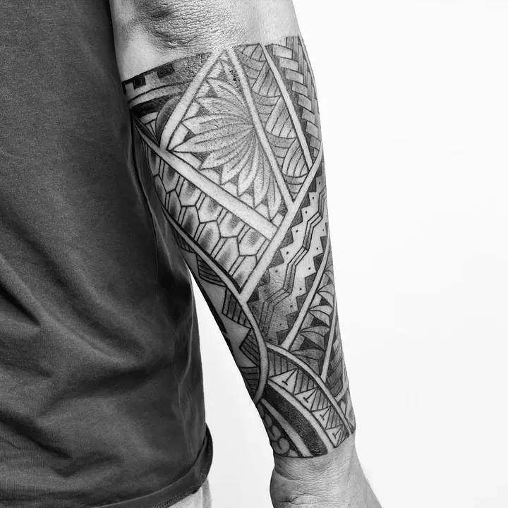 Tatuaje tribal polinesio en manga completa realizado por Leo Martínez en Koru Tatau · A Sailor's Grave Tattoo, Granollers (Barcelona).