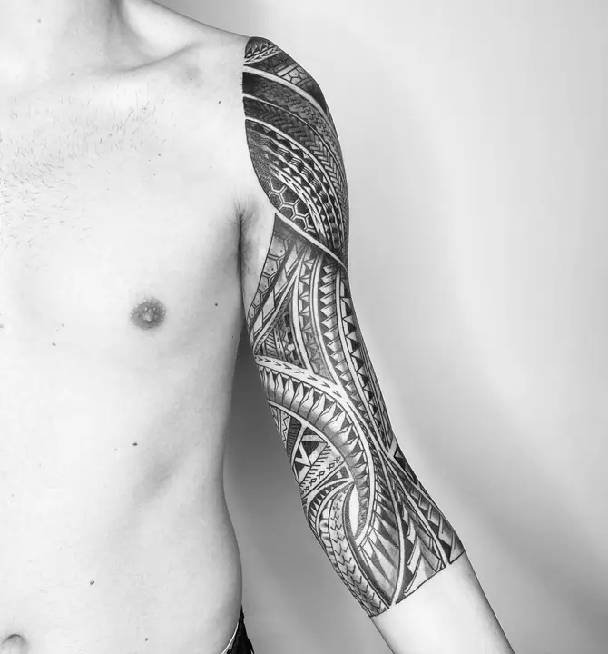 Tatuaje tribal polinesio en antebrazo realizado por Leo Martínez en Koru Tatau · A Sailor's Grave Tattoo, Granollers (Barcelona).