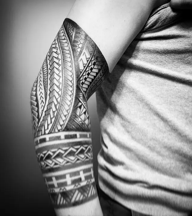 Tatuaje tribal polinesio en brazo realizado por Leo Martínez en Koru Tatau · A Sailor's Grave Tattoo, Granollers (Barcelona).