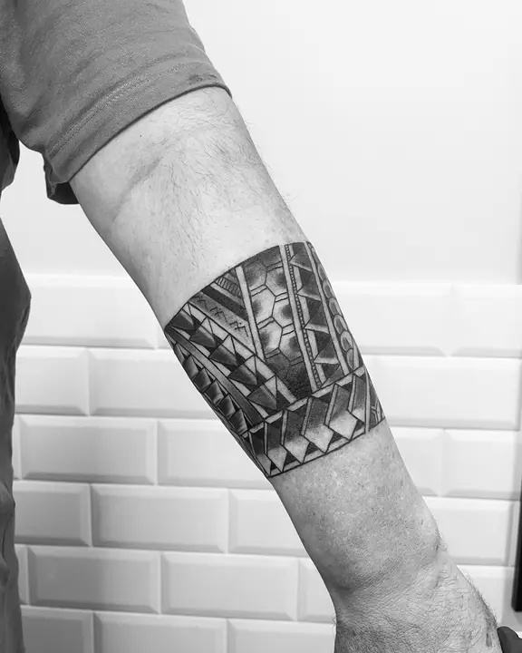Tatuaje tribal polinesio en hombro realizado por Leo Martínez en Koru Tatau · A Sailor's Grave Tattoo, Granollers (Barcelona).
