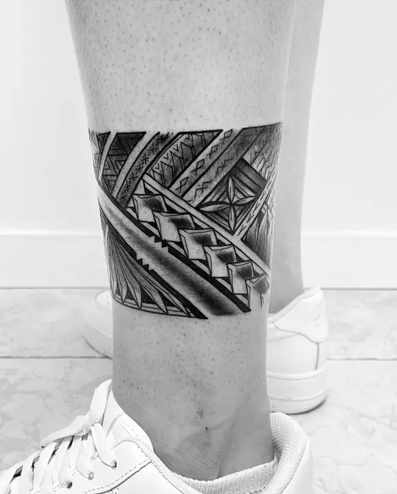 Tatuaje tribal polinesio en pecho realizado por Leo Martínez en Koru Tatau · A Sailor's Grave Tattoo, Granollers (Barcelona).