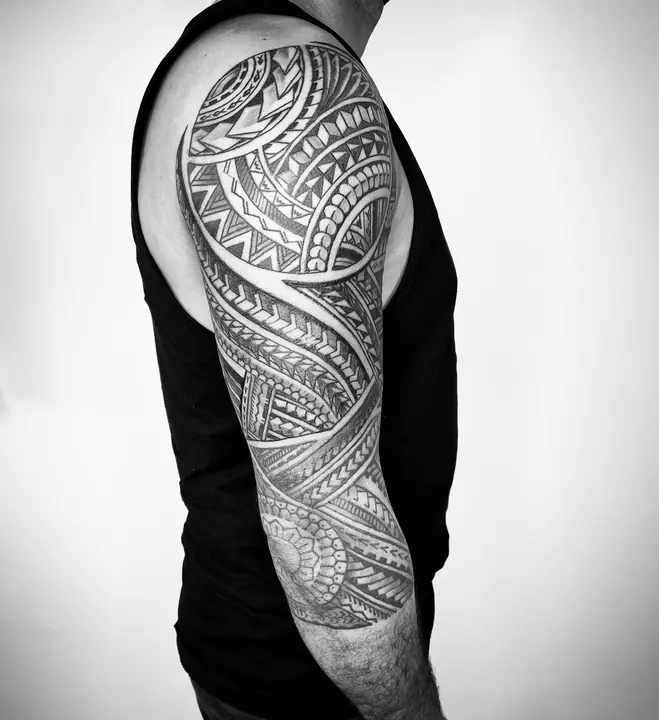 Tatuaje tribal polinesio en espalda realizado por Leo Martínez en Koru Tatau · A Sailor's Grave Tattoo, Granollers (Barcelona).