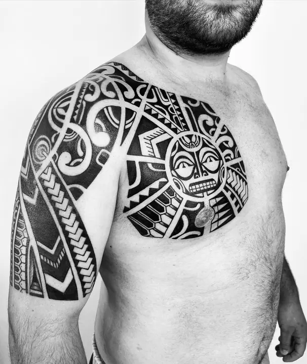 Tatuaje tribal polinesio en gemelo realizado por Leo Martínez en Koru Tatau · A Sailor's Grave Tattoo, Granollers (Barcelona).