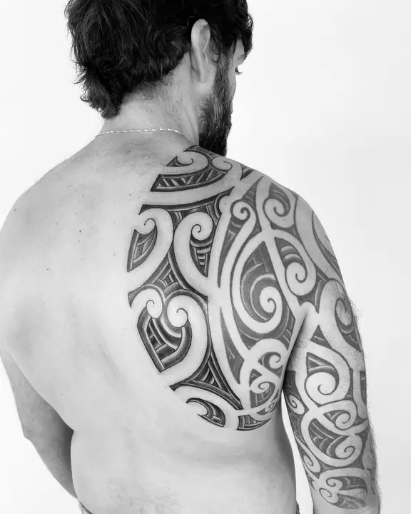 Tatuaje tribal polinesio en pierna realizado por Leo Martínez en Koru Tatau · A Sailor's Grave Tattoo, Granollers (Barcelona).