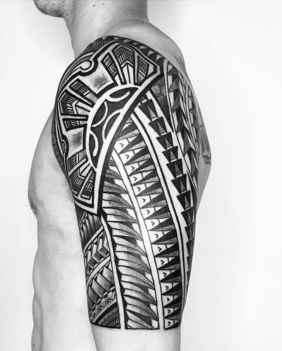 Tatuaje tribal polinesio en costado realizado por Leo Martínez en Koru Tatau · A Sailor's Grave Tattoo, Granollers (Barcelona).