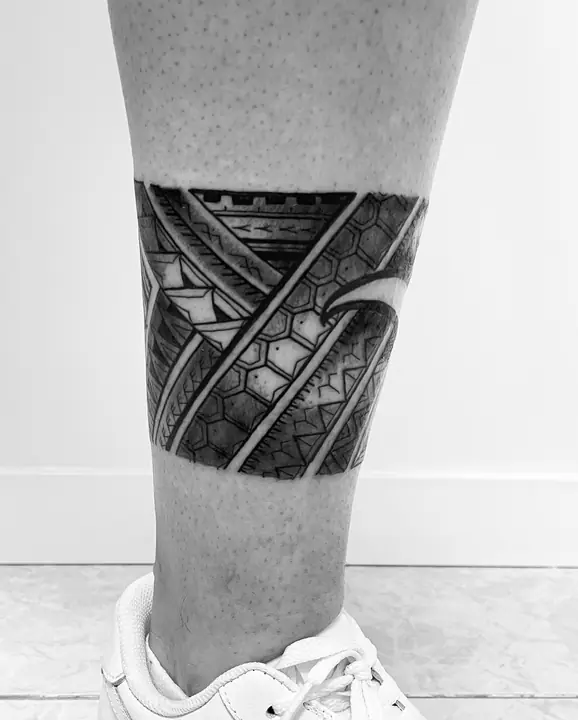 Tatuaje tribal polinesio en banda de brazo realizado por Leo Martínez en Koru Tatau · A Sailor's Grave Tattoo, Granollers (Barcelona).