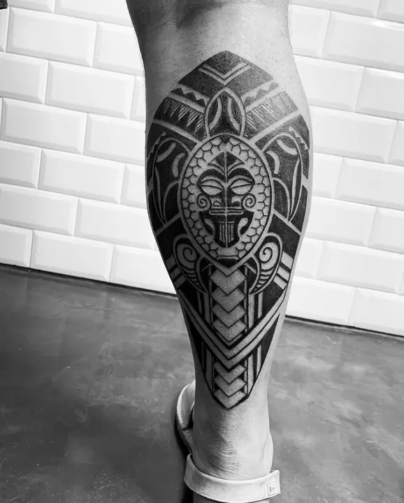 Tatuaje tribal polinesio en hombro y pecho realizado por Leo Martínez en Koru Tatau · A Sailor's Grave Tattoo, Granollers (Barcelona).