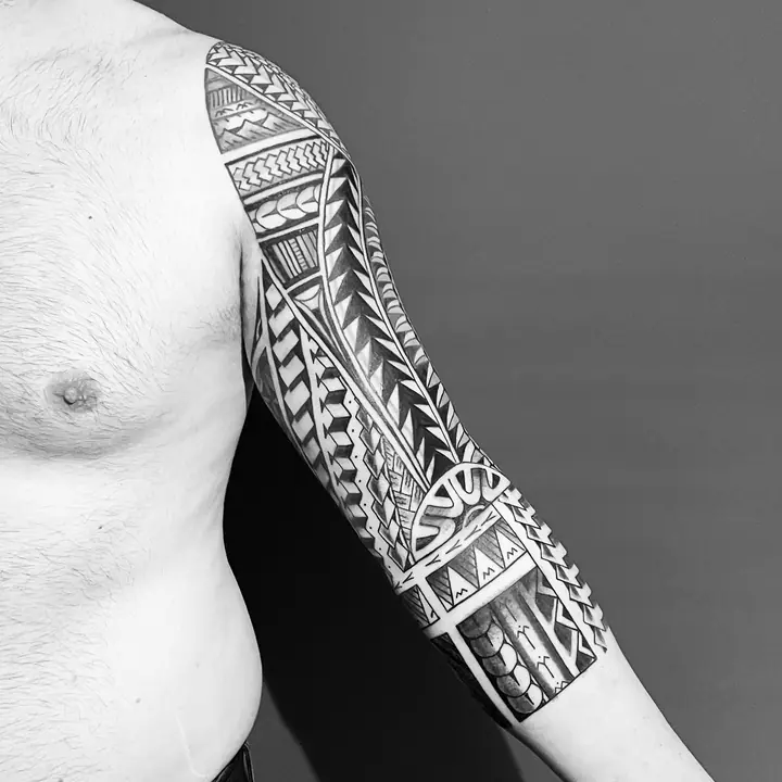 Tatuaje tribal polinesio en manga completa realizado por Leo Martínez en Koru Tatau · A Sailor's Grave Tattoo, Granollers (Barcelona).