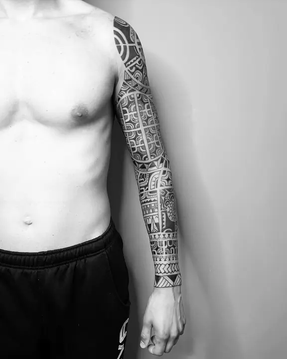 Tatuaje tribal polinesio en brazo realizado por Leo Martínez en Koru Tatau · A Sailor's Grave Tattoo, Granollers (Barcelona).
