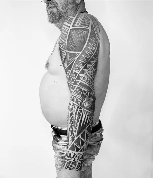 Tatuaje tribal polinesio en hombro realizado por Leo Martínez en Koru Tatau · A Sailor's Grave Tattoo, Granollers (Barcelona).