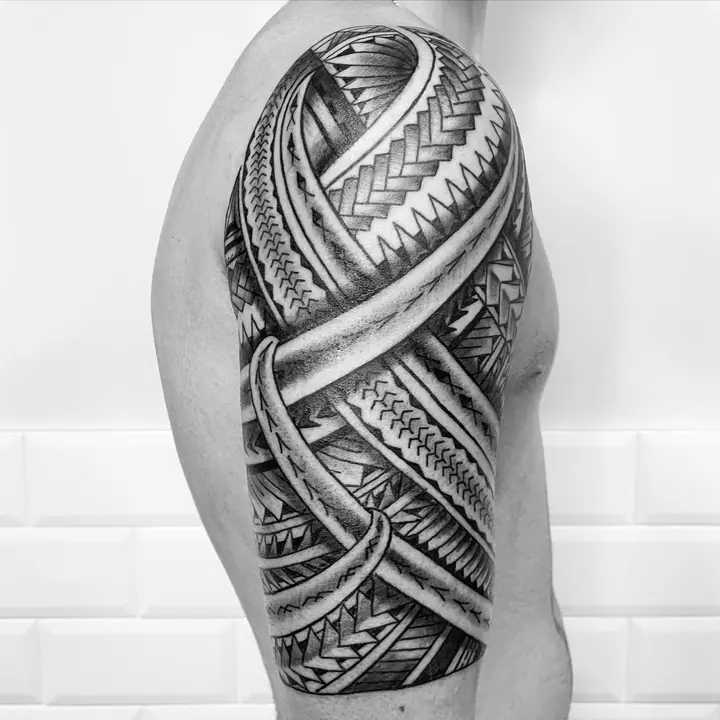 Tatuaje tribal polinesio en pecho realizado por Leo Martínez en Koru Tatau · A Sailor's Grave Tattoo, Granollers (Barcelona).