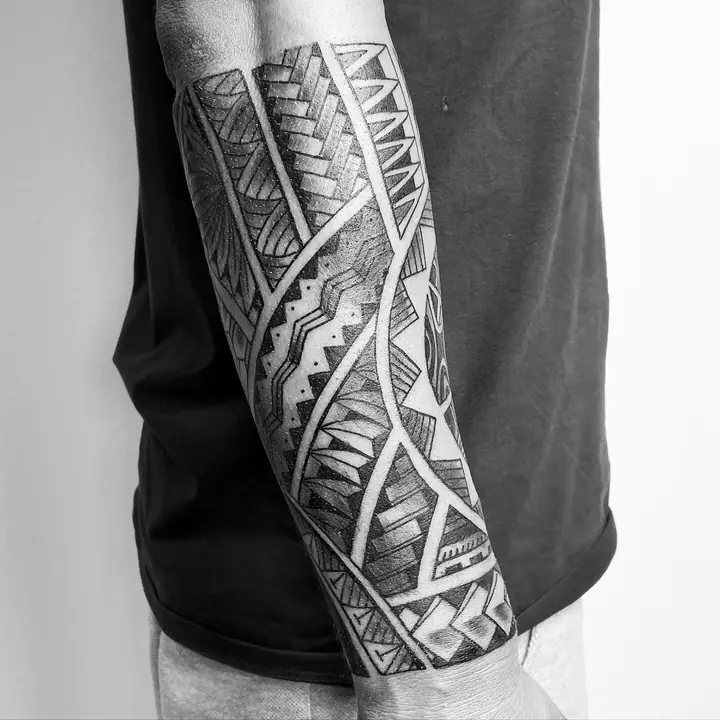 Tatuaje tribal polinesio en espalda realizado por Leo Martínez en Koru Tatau · A Sailor's Grave Tattoo, Granollers (Barcelona).