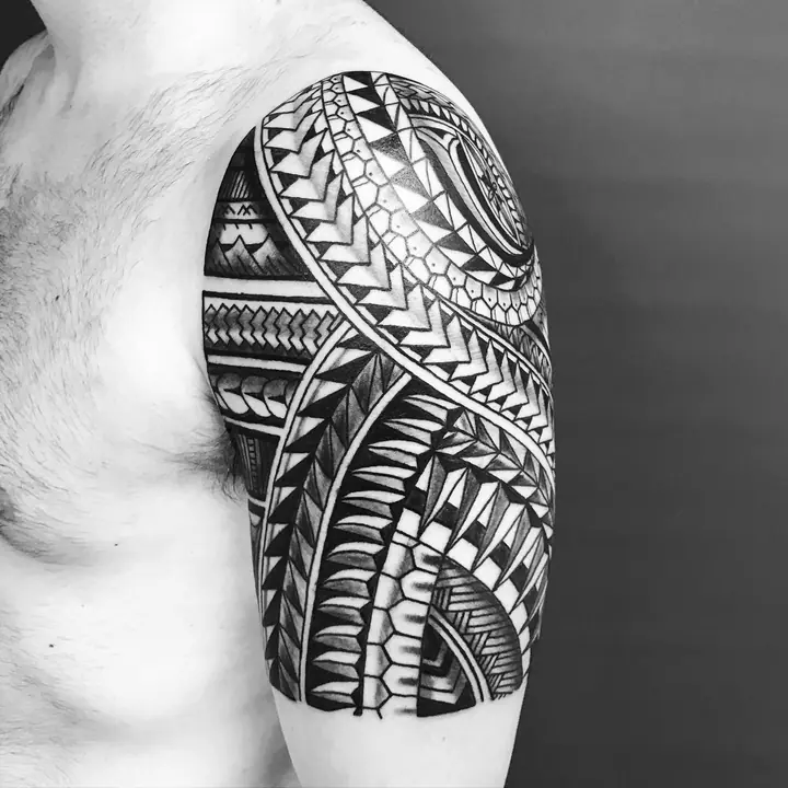 Tatuaje tribal polinesio en pierna realizado por Leo Martínez en Koru Tatau · A Sailor's Grave Tattoo, Granollers (Barcelona).