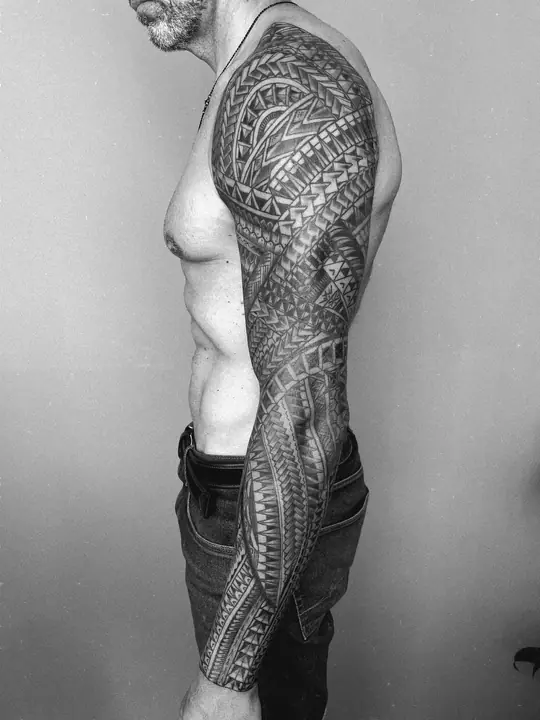 Tatuaje tribal polinesio en costado realizado por Leo Martínez en Koru Tatau · A Sailor's Grave Tattoo, Granollers (Barcelona).