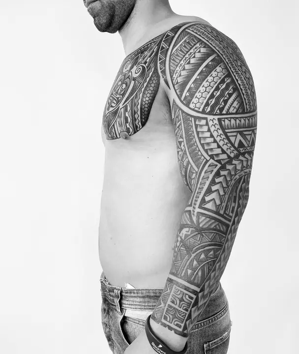 Tatuaje tribal polinesio en banda de brazo realizado por Leo Martínez en Koru Tatau · A Sailor's Grave Tattoo, Granollers (Barcelona).