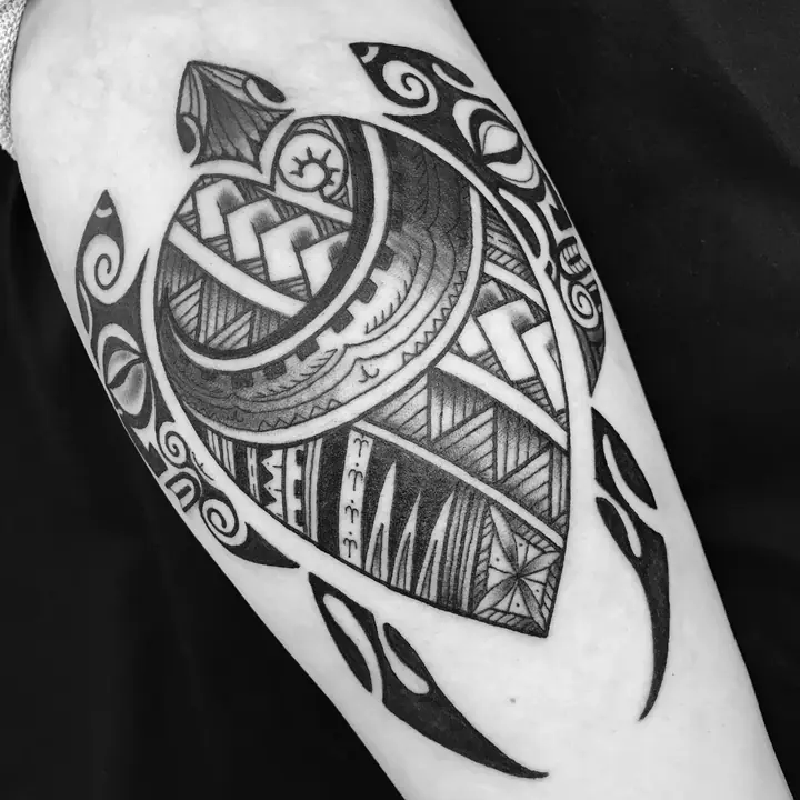 Polynesian tribal tattoo on the forearm, designed freehand by Leo Martínez at A Sailor's Grave Tattoo, Granollers (Barcelona).