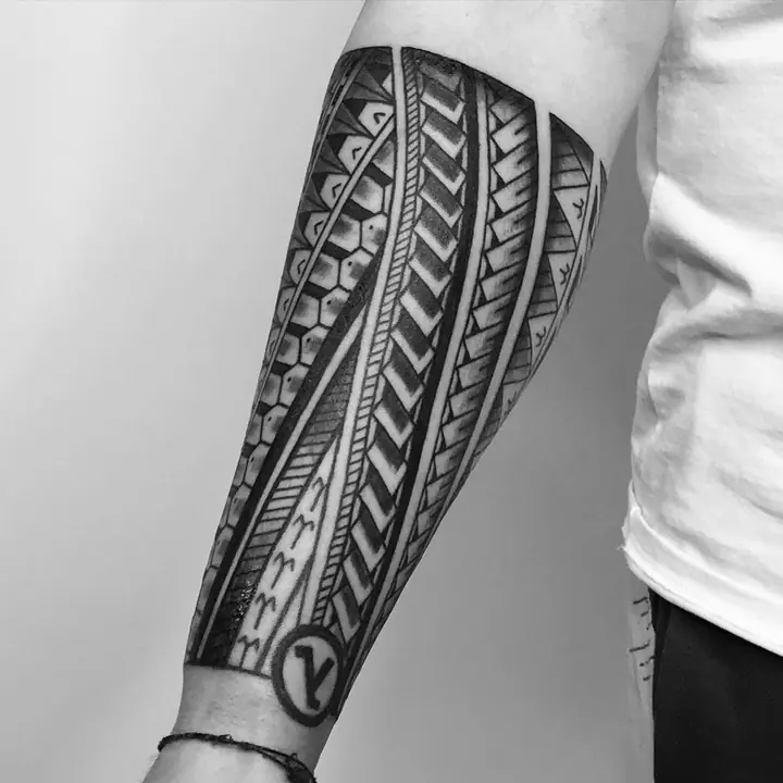Polynesian tribal tattoo on the forearm, designed freehand by Leo Martínez at A Sailor's Grave Tattoo, Granollers (Barcelona).